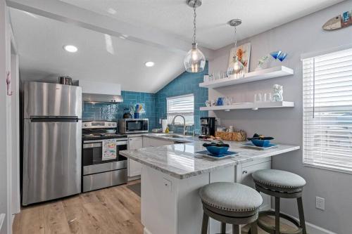 Una cocina o zona de cocina en Downtown Dunedin Gem, Fully Renovated #4