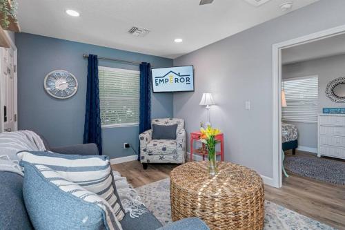 Zona de estar de Downtown Dunedin Gem, Fully Renovated #4