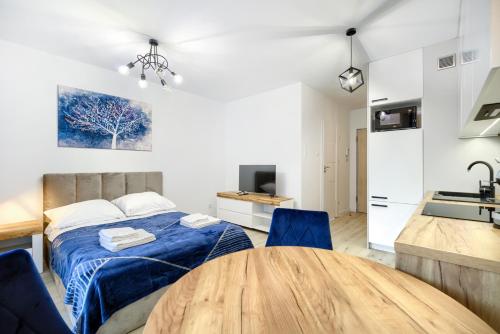 una camera con letto, tavolo e lavandino di AboutArtApartments - Twin Towers a Breslavia