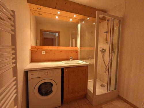 La salle de bains est pourvue d'un lave-linge et d'une douche. dans l'établissement Appartement 3 pièces avec terrasse et garage, proche ski, La Clusaz - FR-1-459-100, à La Clusaz