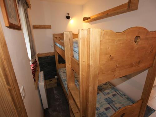 an overhead view of a bunk bed in a room at Charmant studio cabine avec WiFi à Avoriaz - FR-1-314-159 in Morzine