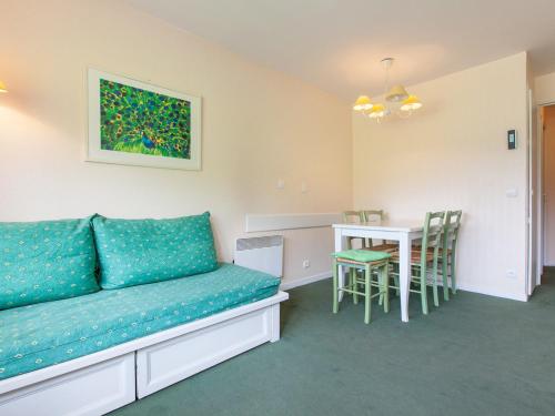 un salon avec un canapé et une table dans l'établissement Appartement 2 pièces pour 5 pers. avec balcon à Avoriaz, accès centre station, TV, WiFi - FR-1-314-158, à Morzine