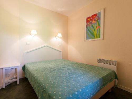 une chambre avec un lit et un tableau au mur dans l'établissement Appartement 2 pièces pour 5 pers. avec balcon à Avoriaz, accès centre station, TV, WiFi - FR-1-314-158, à Morzine