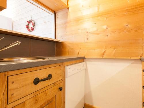 une cuisine avec des armoires en bois et un comptoir dans l'établissement Superbe T2 pour 4 personnes, centre Avoriaz, ski aux pieds, balcon sud, Wifi - FR-1-314-190, à Morzine