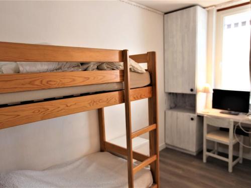 - une chambre avec 2 lits superposés et une télévision dans l'établissement Superbe T2 pour 4 personnes, centre Avoriaz, ski aux pieds, balcon sud, Wifi - FR-1-314-190, à Morzine