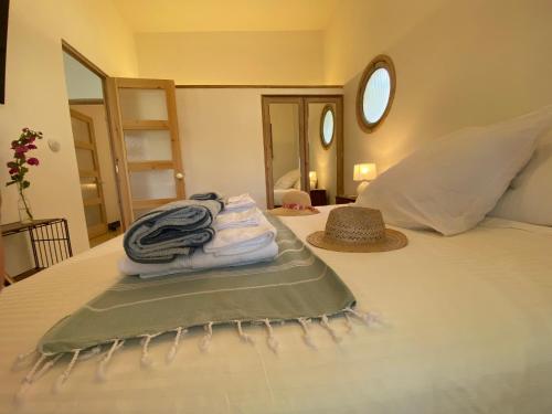 a pile of towels sitting on top of a bed at La Casita a 60 pasos del mar in Tamaduste