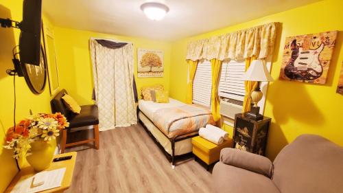 um pequeno quarto amarelo com uma cama e uma janela em Room in Guest room - Yellow Rm Dover- Del State, Bayhealth- Dov Base em Dover