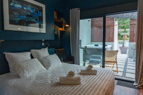 Arrest的住宿－Yanna Lodge, cocon avec Spa en Baie de Somme，一间卧室配有一张床,上面有两条毛巾