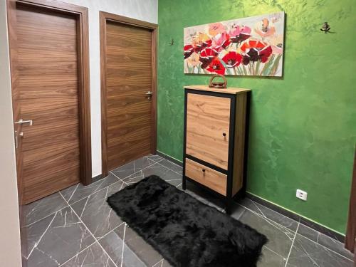 Habitación con vestidor y pared verde. en Aby en Slavonski Brod