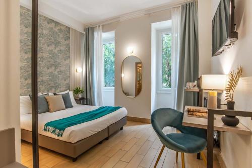 1 dormitorio con cama, escritorio y silla en 94Rooms Vatican Guest House - Vigliena, en Roma