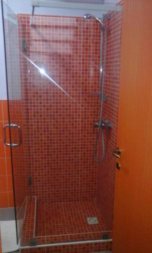 a red tiled shower in a bathroom at Residencial Las Palmeras de Willy Boca Chica in Boca Chica