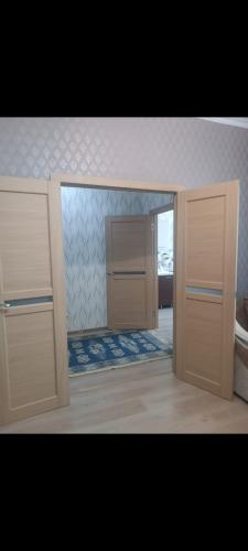 - une porte ouverte dans une pièce avec un miroir dans l'établissement ЖК КОРКЕМ ул. Мангилик ел 17, à Astana
