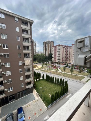 - une vue sur une ville avec des bâtiments et un parc dans l'établissement Urban City Apartment, à Skopje