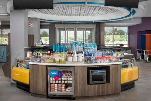 a food counter in a store with food and drinks at Tru By Hilton Charleston Ashley Phosphate, Sc in Charleston