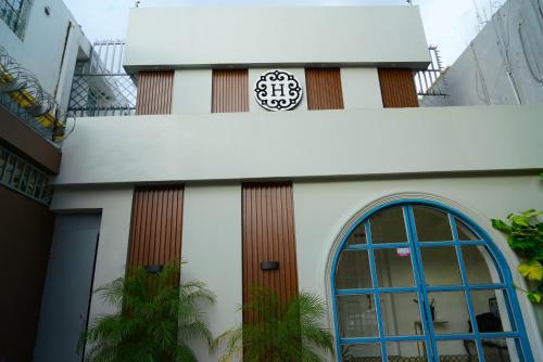 un edificio con una ventana y un cartel en él en HOSTAL BOUTIQUE 53, en Santo Domingo