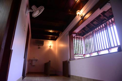 um corredor com uma janela num edifício em Kaanayi heritage home em Kokkānisseri