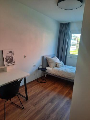 Habitación pequeña con cama y ventana en Apartment by Bruno en Innsbruck