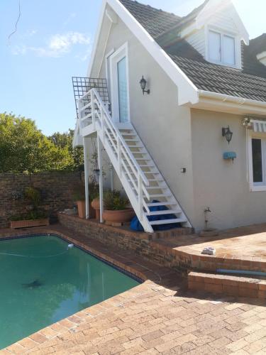 uma casa com uma escada ao lado de uma piscina em Karsen residence em Cidade do Cabo