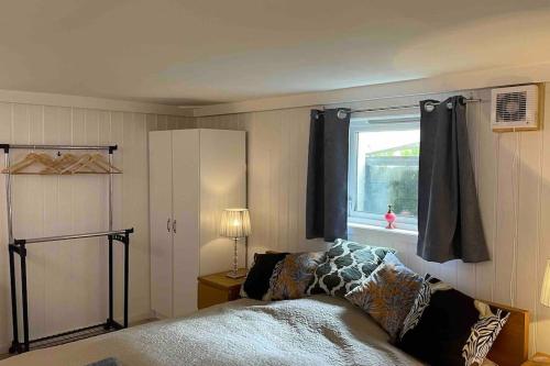 a bedroom with a bed and a window at Sjarmerende leilighet i Villa Gellert in Haugesund