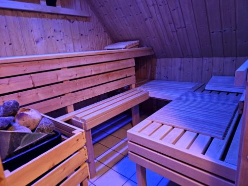 un sauna vide avec deux bancs dans une pièce dans l'établissement Wohnung mit Privtbad, à Gaggenau