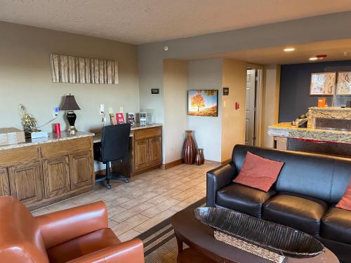 a living room with a couch and a bar at Quality Inn Clinton North in Clinton