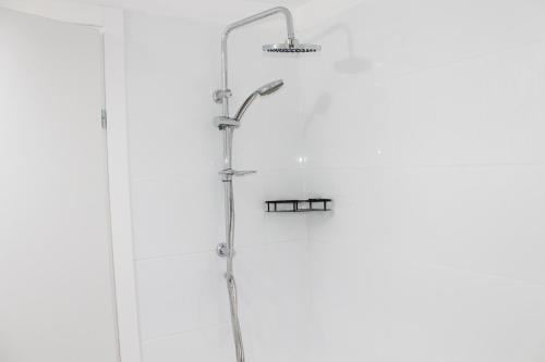 a shower with a street light in a bathroom at Beach Suite Israel- Private Jacuzzi Sea View Balcony, Off-Site Spa ביץ סוייט ישראל- ג'קוזי פרטי עם נוף ים, אפשרות לספא מוזל in Ashqelon