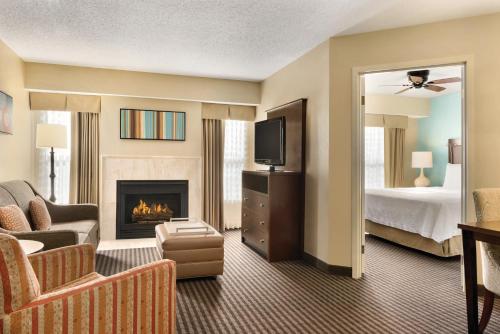 Habitación de hotel con chimenea y cama en Homewood Suites Grand Rapids en Grand Rapids