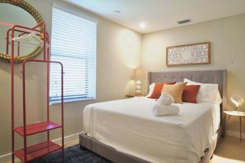 een slaapkamer met een groot bed en een rode ladder bij Comfortable Family Apt: 2 Beds, 2 Bath in Miami