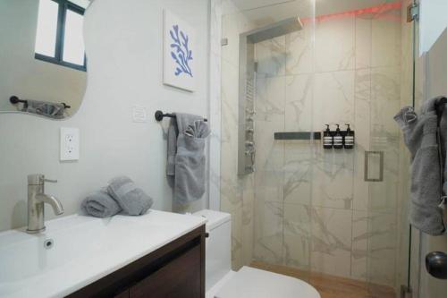 een badkamer met een douche, een toilet en een wastafel bij Comfortable Family Apt: 2 Beds, 2 Bath in Miami