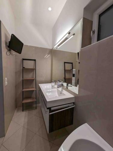 Luxury CityApartment 7