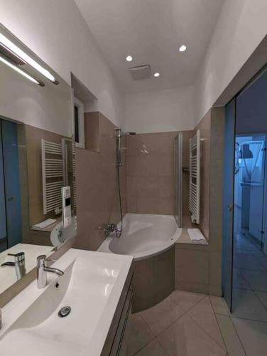 Luxury CityApartment 7