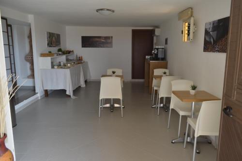 Televízia a/alebo spoločenská miestnosť v ubytovaní Le Anfore Hotel - Lampedusa