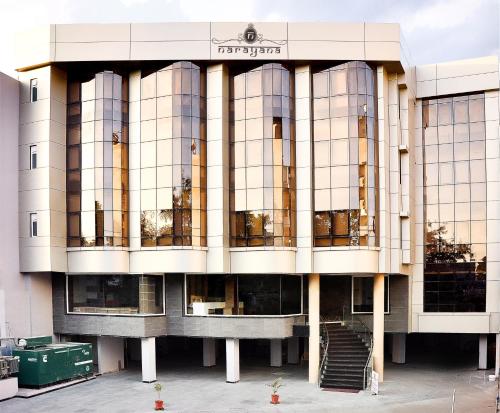 un gran edificio con muchas ventanas en Shree Narayana Hotel-BAR-Rooftop Terrace-Disc en Udaipur