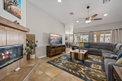 ein Wohnzimmer mit einem Sofa und einem Kamin in der Unterkunft JoshuaTree N.P. Oasis *Views* Pool/Spa/BBQ in Yucca Valley