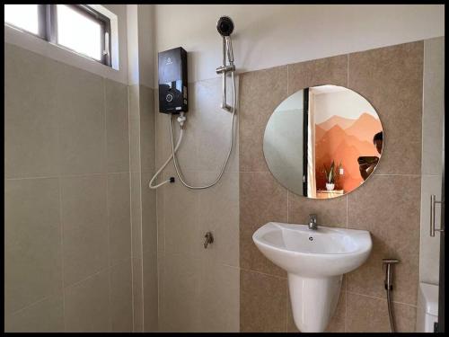 La salle de bains est pourvue d'un lavabo et d'un miroir. dans l'établissement Vilabasi Cổ Tháp, à Trà Vinh