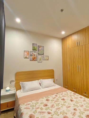 ホーチミン・シティにあるQuân's homestayのベッドルーム1室(ベッド1台付)、木製キャビネットが備わります。