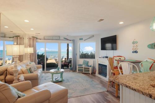 Φωτογραφία από το άλμπουμ του Beachside 108 with Pool Hot Tub and Direct Beach Access σε Traverse City