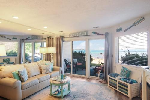 Φωτογραφία από το άλμπουμ του Beachside 108 with Pool Hot Tub and Direct Beach Access σε Traverse City