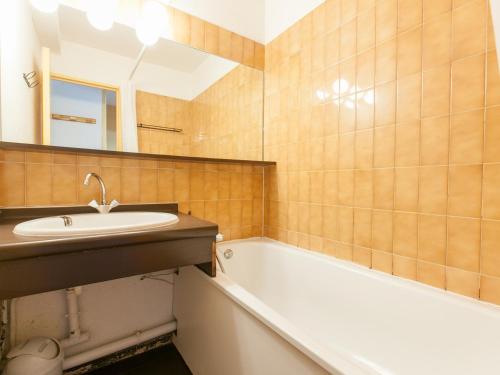 a bathroom with a sink and a bath tub at Appartement Avoriaz, 2 pièces, 6 personnes - FR-1-314-207 in Morzine