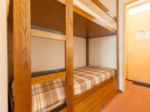 a bedroom with bunk beds in a room at Appartement Avoriaz, 2 pièces, 6 personnes - FR-1-314-207 in Morzine