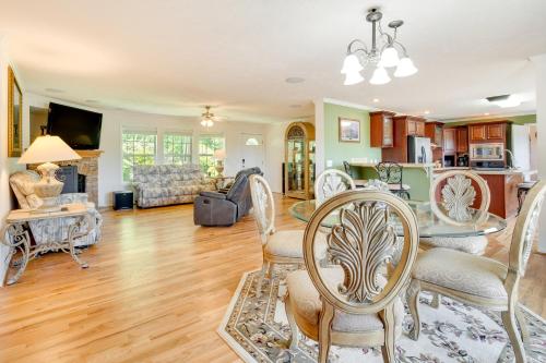 Ruang duduk di Hendersonville Retreat with Mtn Views and Deck!