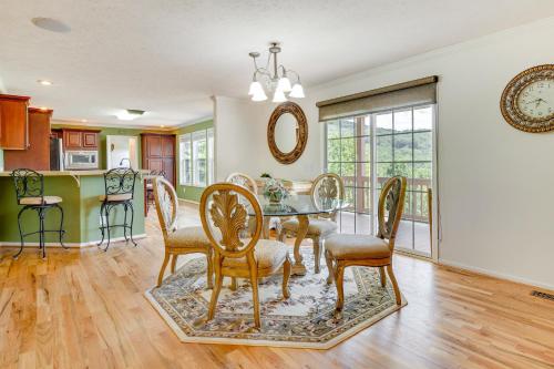 Gambar di galeri bagi Hendersonville Retreat with Mtn Views and Deck! di Hendersonville