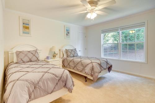 Katil atau katil-katil dalam bilik di Hendersonville Retreat with Mtn Views and Deck!