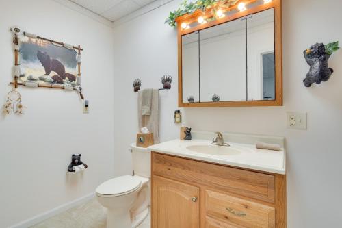 Bilik mandi di Hendersonville Retreat with Mtn Views and Deck!