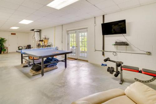Televisyen dan/atau pusat hiburan di Hendersonville Retreat with Mtn Views and Deck!