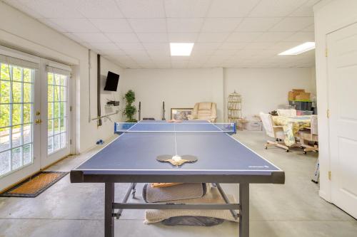 Kemudahan pingpong di Hendersonville Retreat with Mtn Views and Deck! atau berdekatan