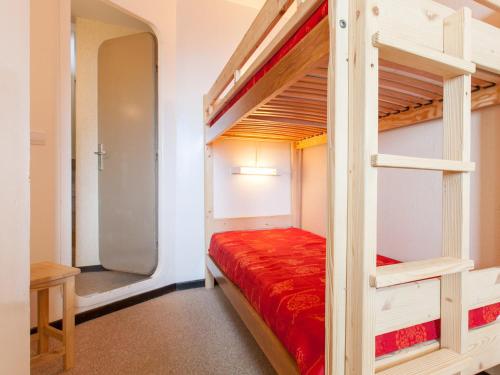 a bedroom with a bunk bed with a red bedspread at Appartement Avoriaz, 3 pièces, 7 personnes - FR-1-314-204 in Morzine
