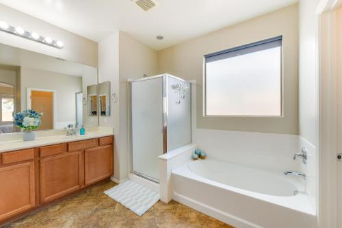 MaricopaにあるNear Parks and Golf Maricopa Home with Covered Patio!の浴槽、シャワー、洗面台を備えたバスルーム
