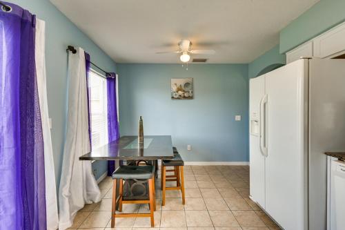 Η κουζίνα ή μικρή κουζίνα στο 2 Mi to Epperson Lagoon Home with Private Yard