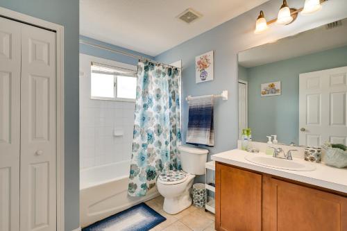 Ένα μπάνιο στο 2 Mi to Epperson Lagoon Home with Private Yard